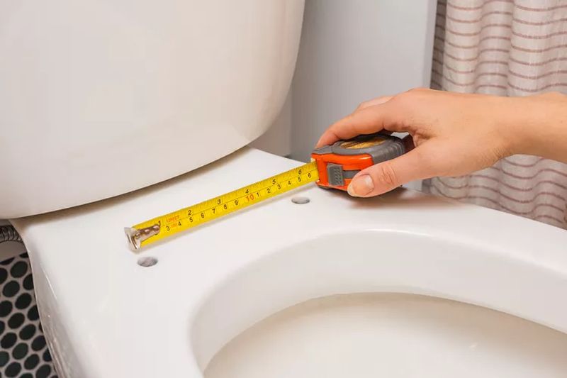 measuring toilet seat size bolt distance